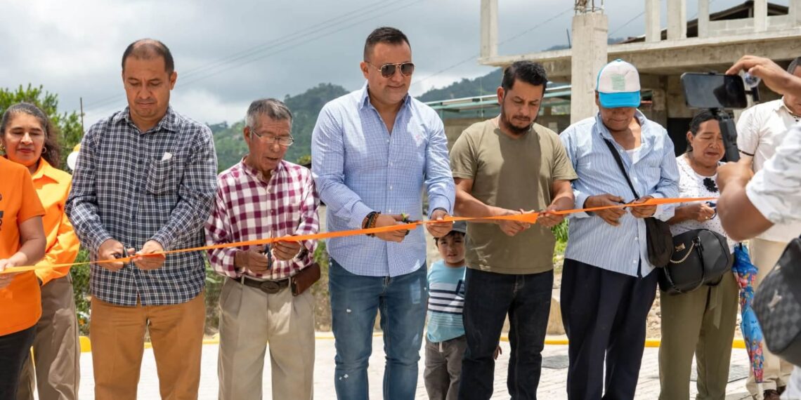 Fabián Barrios de León sigue entregando obra pública en Unión Juárez