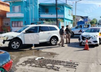 Taxi presuntamente invade vía preferencial y provoca choque en el centro de Tapachula