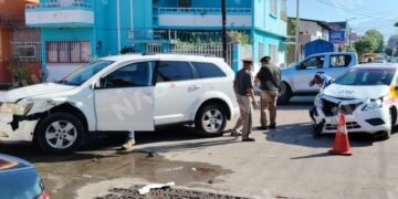 Taxi presuntamente invade vía preferencial y provoca choque en el centro de Tapachula