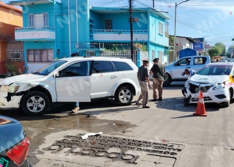 Taxi presuntamente invade vía preferencial y provoca choque en el centro de Tapachula