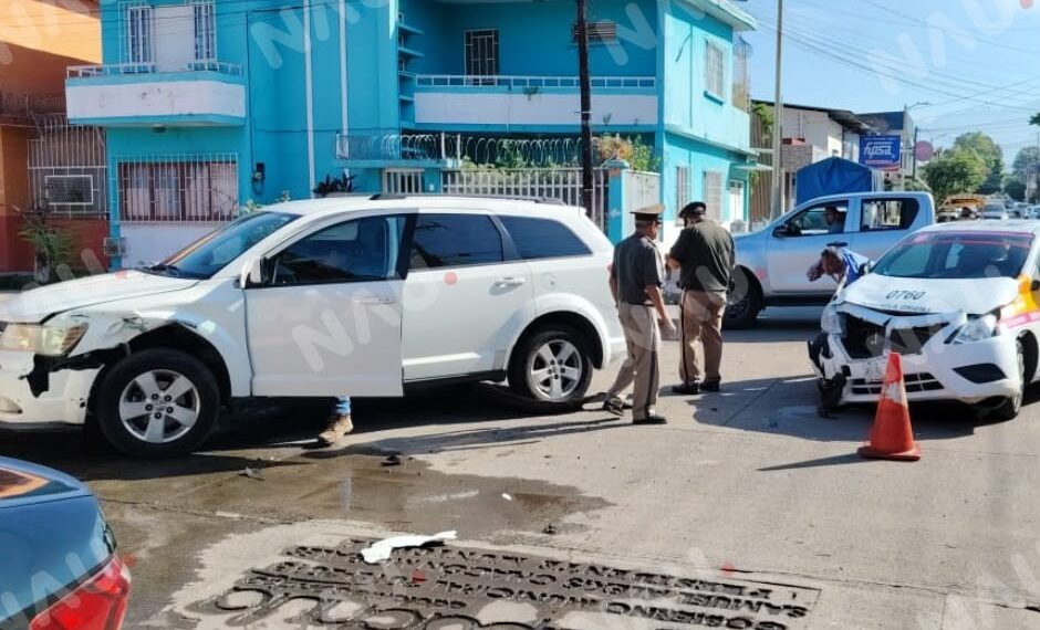Taxi presuntamente invade vía preferencial y provoca choque en el centro de Tapachula