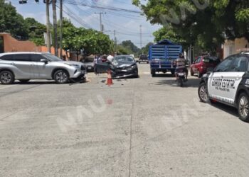 Camioneta invade vía preferente y provoca choque; cuatro personas resultan lesionadas en Tapachula