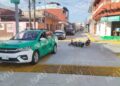 Motociclista se impacta contra taxi en céntrico crucero de Tapachula; no hubo lesionados