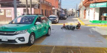Motociclista se impacta contra taxi en céntrico crucero de Tapachula; no hubo lesionados