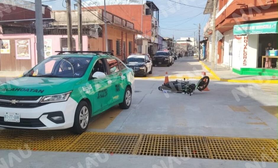 Motociclista se impacta contra taxi en céntrico crucero de Tapachula; no hubo lesionados