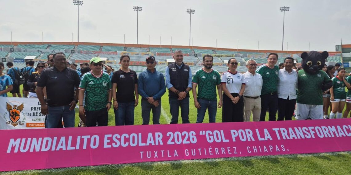 Elmer de Jesús acompaña a estudiantes del COBACH 21 que representan a Suchiate en el Mundialito 2026