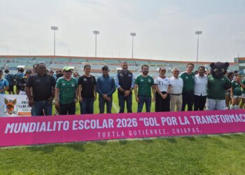 Elmer de Jesús acompaña a estudiantes del COBACH 21 que representan a Suchiate en el Mundialito 2026