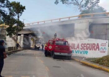 Incendio de desechos bajo el Puente Seco moviliza a bomberos y corporaciones de seguridad en Tapachula
