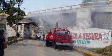 Incendio de desechos bajo el Puente Seco moviliza a bomberos y corporaciones de seguridad en Tapachula
