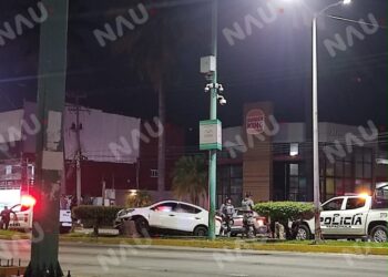 Automóvil termina sobre el camellón tras accidente en la 4ª Sur de Tapachula