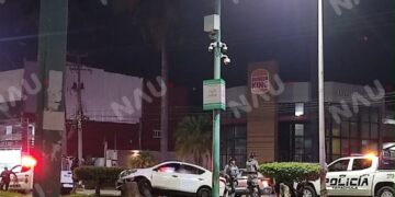 Automóvil termina sobre el camellón tras accidente en la 4ª Sur de Tapachula