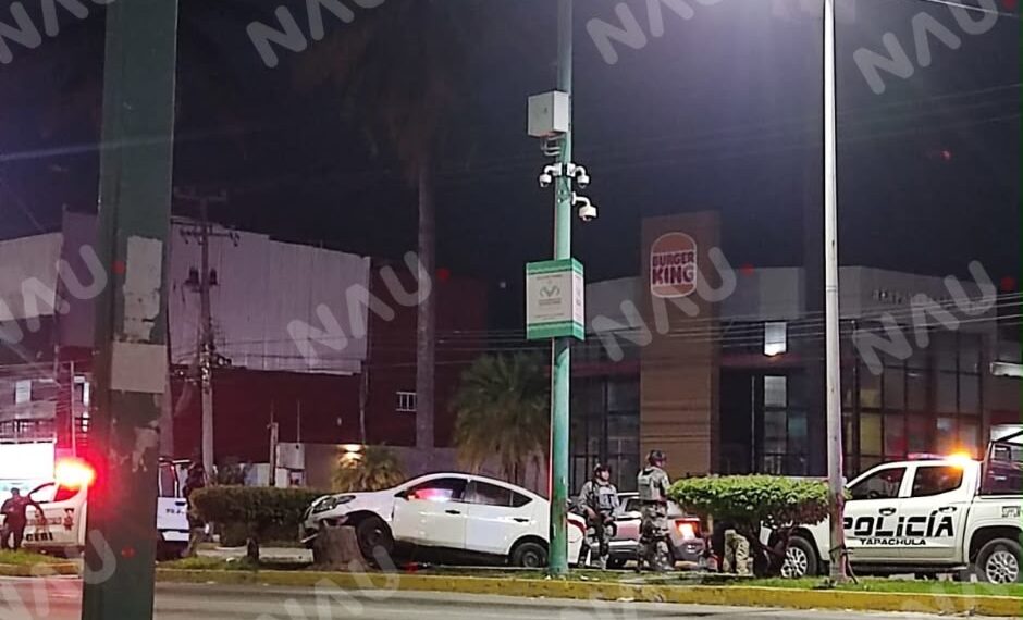 Automóvil termina sobre el camellón tras accidente en la 4ª Sur de Tapachula