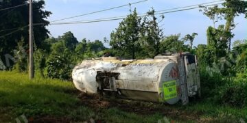 Remolque de pipa con gasolina se desprende en plena carretera; conductor continúa la marcha sin percatarse