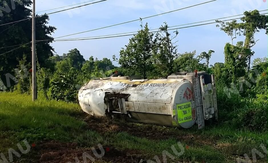 Remolque de pipa con gasolina se desprende en plena carretera; conductor continúa la marcha sin percatarse