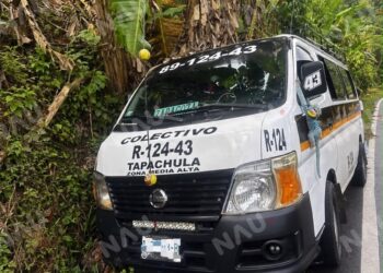 Combi de transporte público presenta presunta falla mecánica en la zona alta de Tapachula; no se reportan lesionados