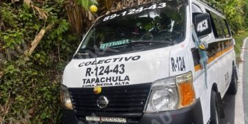 Combi de transporte público presenta presunta falla mecánica en la zona alta de Tapachula; no se reportan lesionados