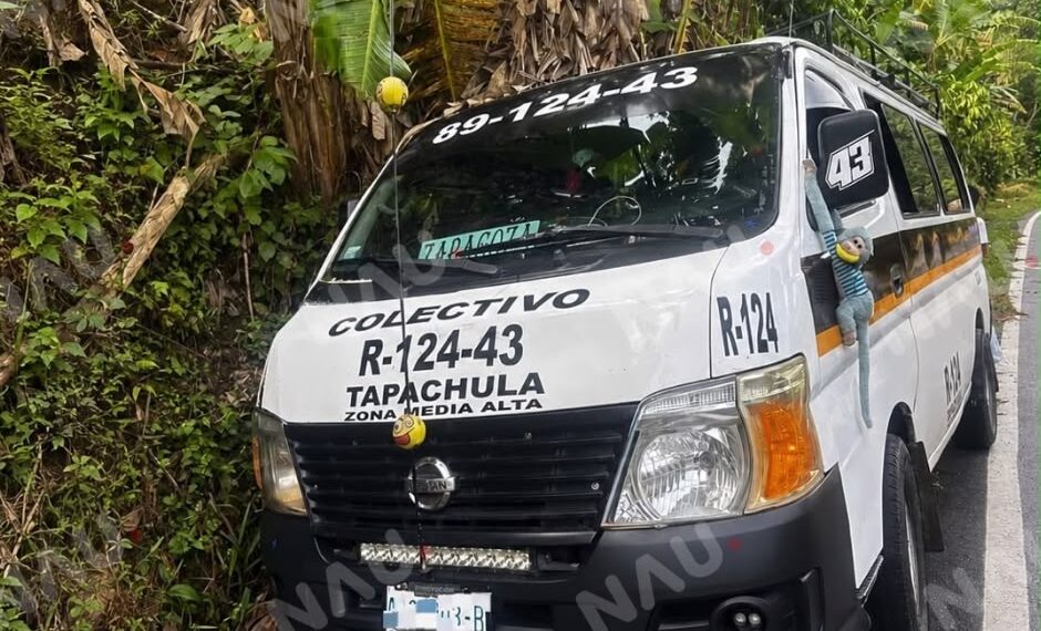 Combi de transporte público presenta presunta falla mecánica en la zona alta de Tapachula; no se reportan lesionados