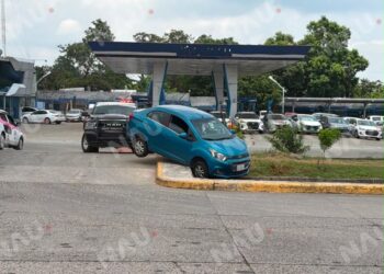 Conductora pierde el control de su vehículo y termina sobre la banqueta frente a Plaza Galerías en Tapachula