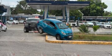 Conductora pierde el control de su vehículo y termina sobre la banqueta frente a Plaza Galerías en Tapachula