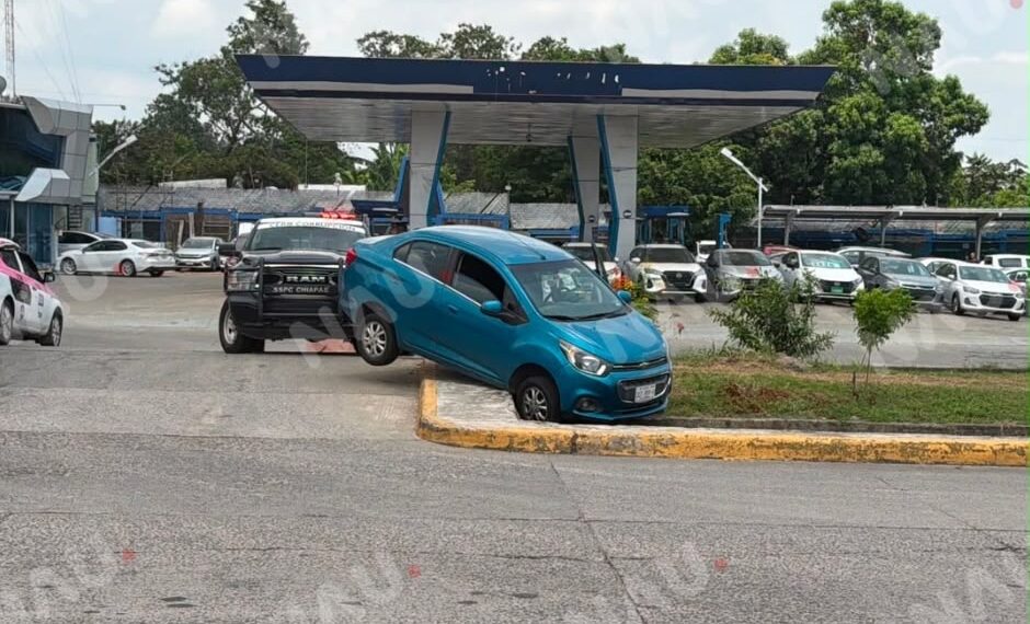Conductora pierde el control de su vehículo y termina sobre la banqueta frente a Plaza Galerías en Tapachula