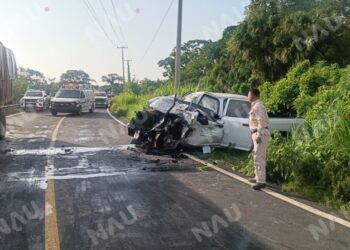 CAMIONETA DE CFE CHOCA CONTRA CAMIÓN DE CARGA; TRES TRABAJADORES RESULTAN LESIONADOS EN TAPACHULA