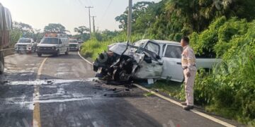 CAMIONETA DE CFE CHOCA CONTRA CAMIÓN DE CARGA; TRES TRABAJADORES RESULTAN LESIONADOS EN TAPACHULA