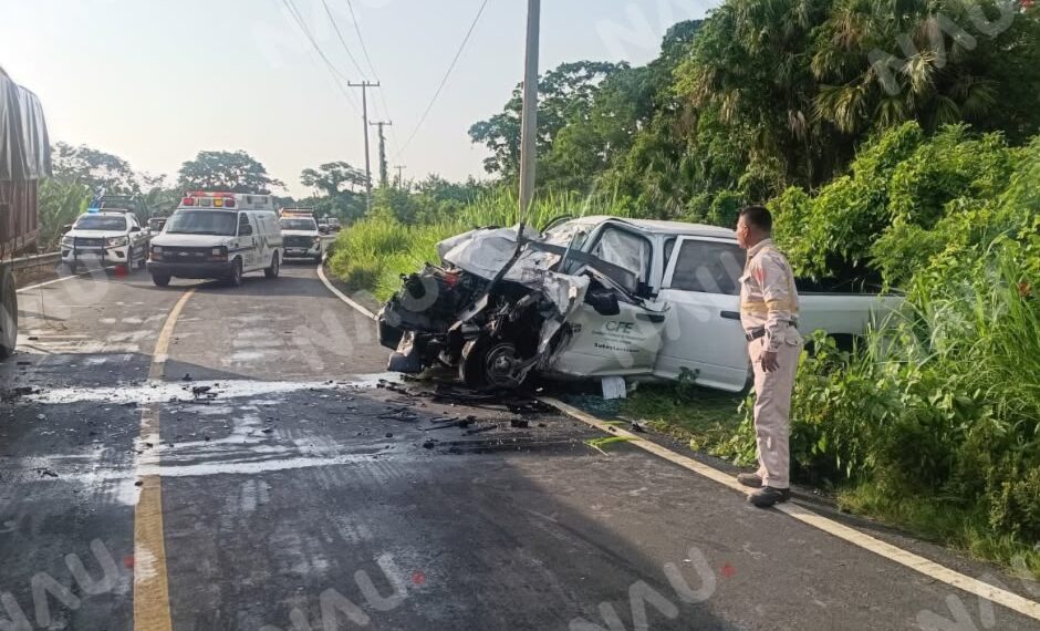 CAMIONETA DE CFE CHOCA CONTRA CAMIÓN DE CARGA; TRES TRABAJADORES RESULTAN LESIONADOS EN TAPACHULA