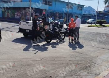 Camioneta provoca accidente al no respetar la vía de preferencia en el centro de Tapachula