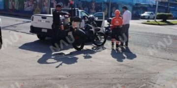Camioneta provoca accidente al no respetar la vía de preferencia en el centro de Tapachula