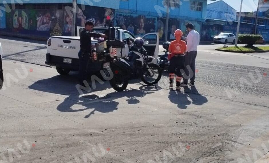 Camioneta provoca accidente al no respetar la vía de preferencia en el centro de Tapachula