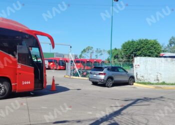 Camioneta se impacta contra banqueta y barda al evitar chocar con un autobús en Tapachula