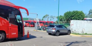 Camioneta se impacta contra banqueta y barda al evitar chocar con un autobús en Tapachula