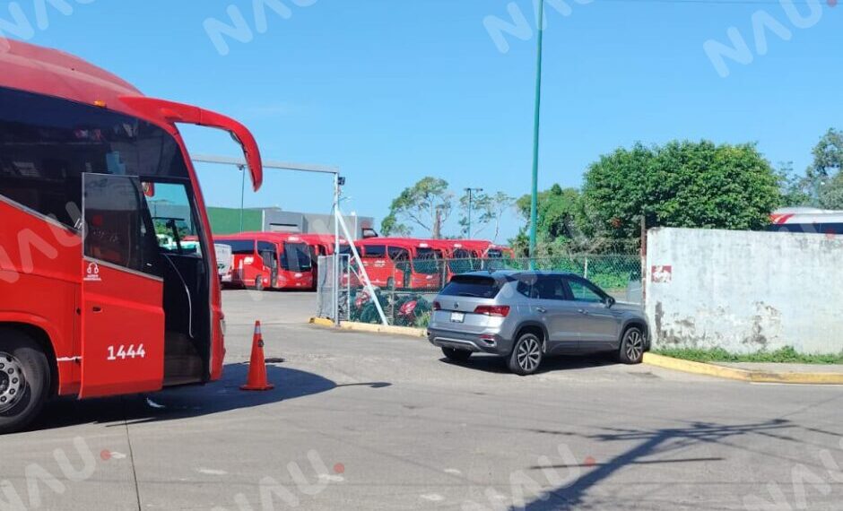 Camioneta se impacta contra banqueta y barda al evitar chocar con un autobús en Tapachula