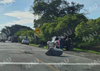Roca cae de camión de carga sobre la carretera Costera en Acapetahua; no hubo personas lesionadas
