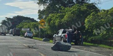 Roca cae de camión de carga sobre la carretera Costera en Acapetahua; no hubo personas lesionadas