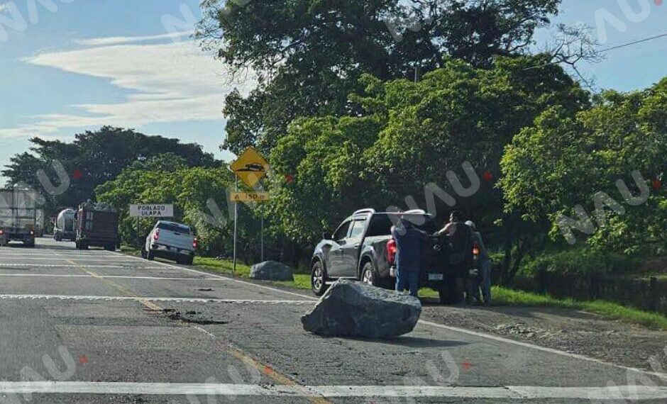 Roca cae de camión de carga sobre la carretera Costera en Acapetahua; no hubo personas lesionadas
