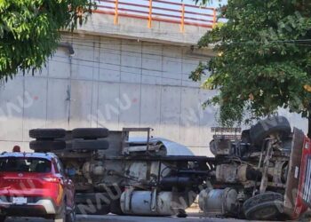 Volcadura de revolvedora bloquea ruta alterna en Huixtla; autoridades piden utilizar vías alternas