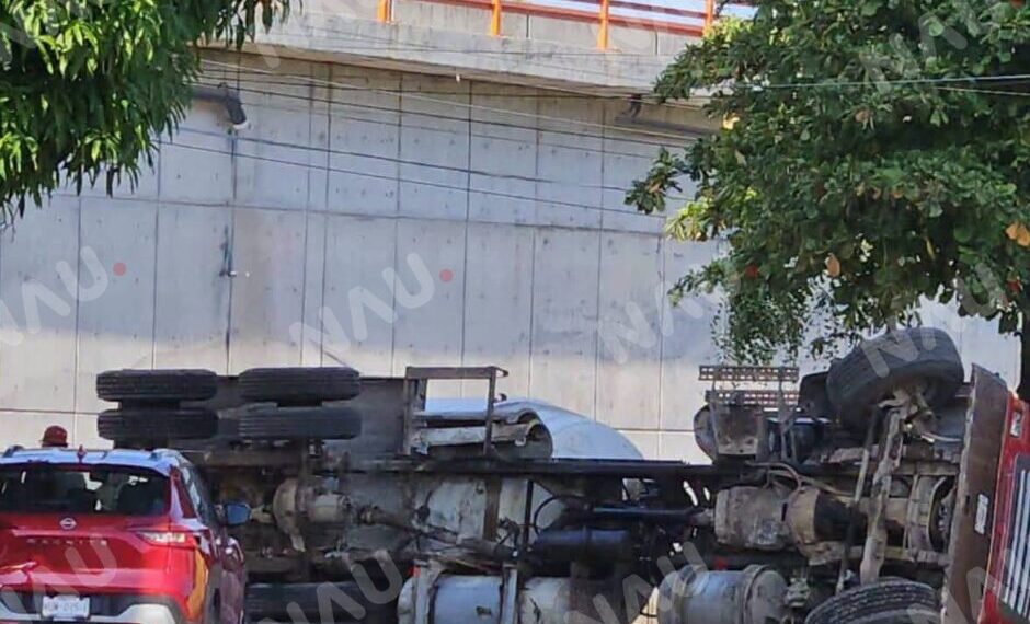 Volcadura de revolvedora bloquea ruta alterna en Huixtla; autoridades piden utilizar vías alternas