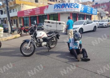 Dos motociclistas resultan lesionados tras choque en el centro de Tapachula