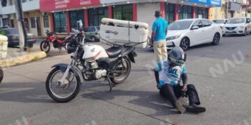 Dos motociclistas resultan lesionados tras choque en el centro de Tapachula