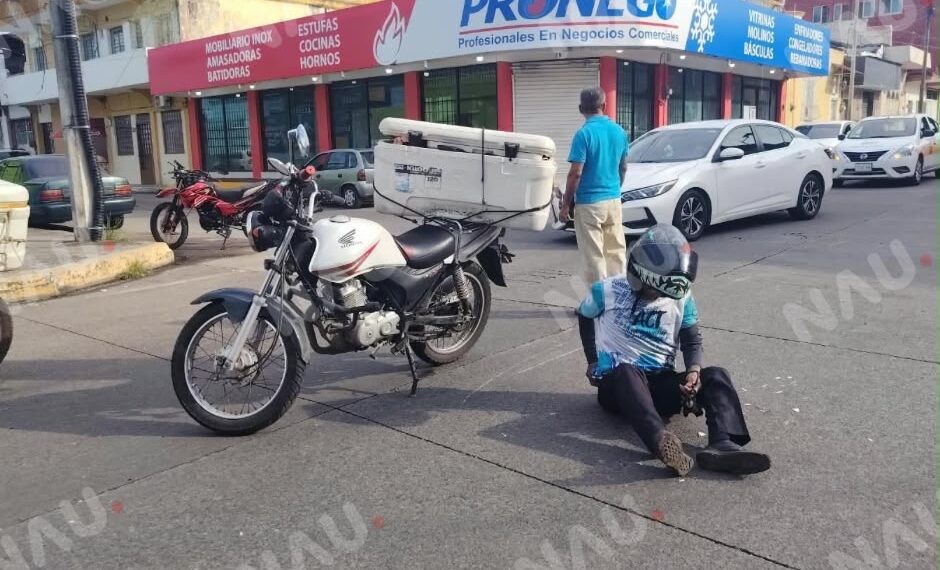 Dos motociclistas resultan lesionados tras choque en el centro de Tapachula