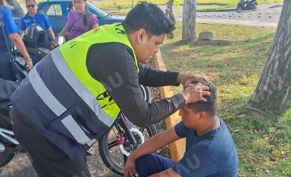 Motociclista queda lesionado tras choque frente a Galerías Tapachula