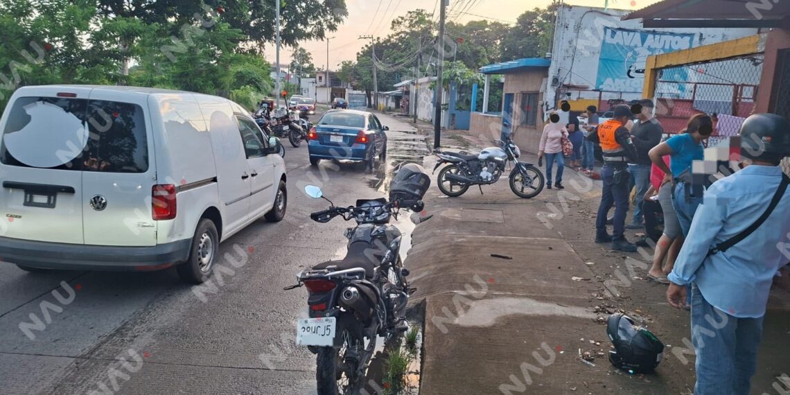 Accidente entre motocicletas deja una mujer lesionada y dos hombres atendidos en Tapachula