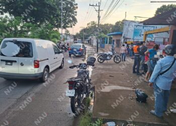 Accidente entre motocicletas deja una mujer lesionada y dos hombres atendidos en Tapachula
