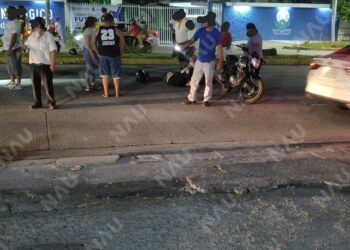 Motociclistas cubanos resultan lesionados tras accidentarse en paso peatonal de Plaza Alaïa en Tapachula