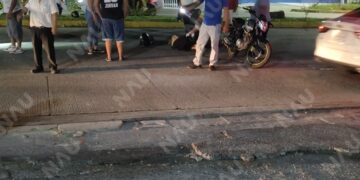 Motociclistas cubanos resultan lesionados tras accidentarse en paso peatonal de Plaza Alaïa en Tapachula