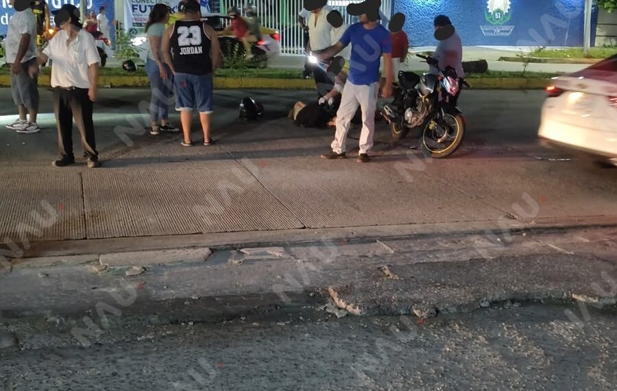 Motociclistas cubanos resultan lesionados tras accidentarse en paso peatonal de Plaza Alaïa en Tapachula