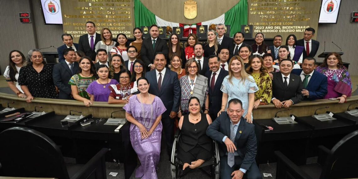 Gobernador Eduardo Ramírez Aguilar impone medalla “Rosario Castellanos” a Malú Mícher
