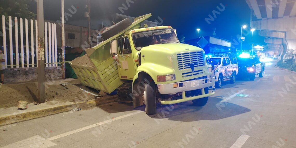 Camión de volteo colapsa sobre registro de CFE durante maniobras en Tapachula
