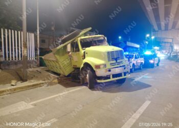 Camión de volteo colapsa sobre registro de CFE durante maniobras en Tapachula